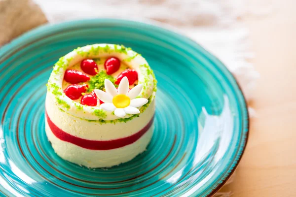 Bir kafede bir ekranda ahududu cake