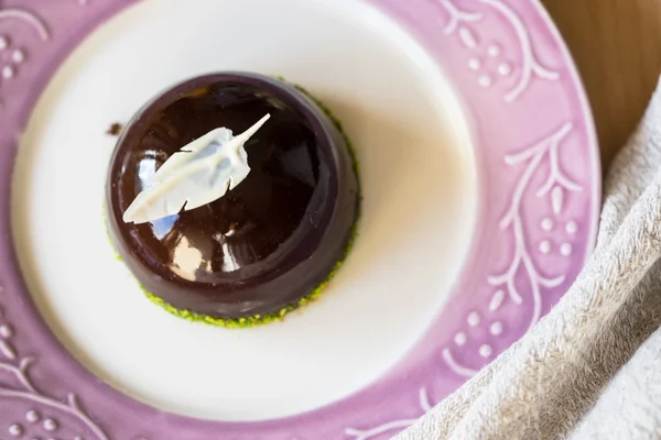 Chocolate cake on display in a cafe — Stock Photo, Image