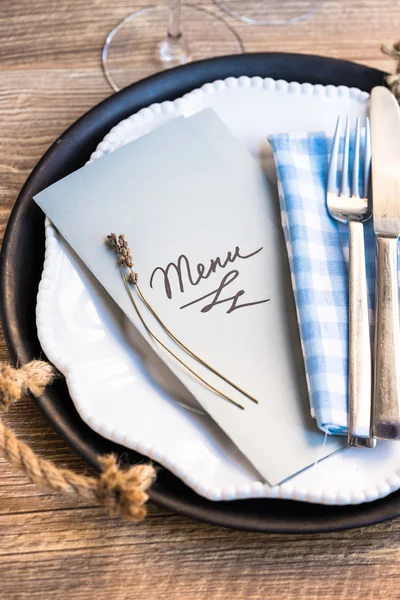 Tischdekoration im Restaurant mit Speisekarte — Stockfoto