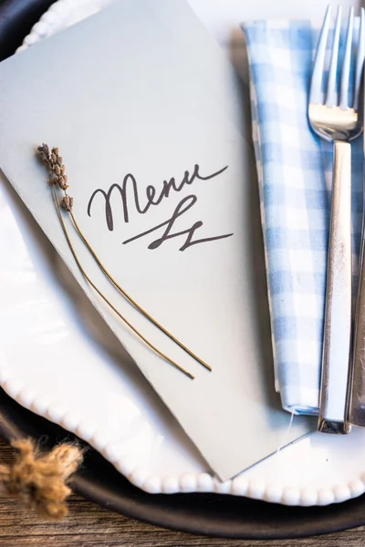 Configuração de mesa de restaurante com menu e utensílios — Fotografia de Stock