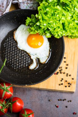 Sağlıklı kahvaltı yumurta, kiraz domates'ın, salatalık, biber ve salata ile hazırlanan yaprakları