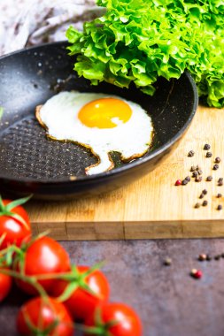 Sağlıklı kahvaltı yumurta, kiraz domates'ın, salatalık, biber ve salata ile hazırlanan yaprakları