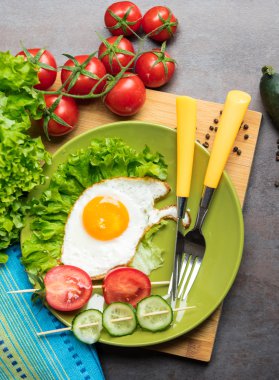 sahanda yumurta ve sebze ile sağlıklı kahvaltı