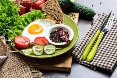 Sağlıklı kahvaltı yumurta, kiraz domates'ın, salatalık, biber ve salata ile hazırlanan yaprakları