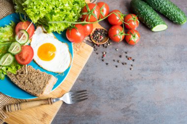 Taze pişmiş yumurta, domates'ın salatalık ve biber ile Kahvaltı