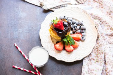 Çilekli ve yaban mersinli krep.