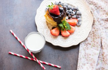 Çilekli ve yaban mersinli krep.