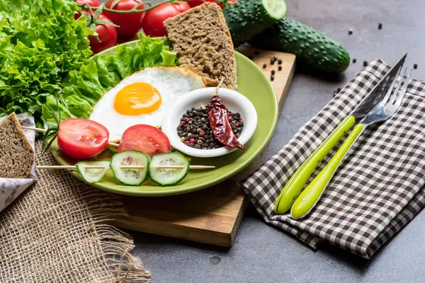 Sağlıklı kahvaltı yumurta, kiraz domates'ın, salatalık, biber ve salata ile hazırlanan yaprakları