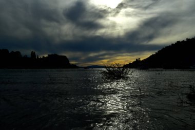 Gölde gün batımı