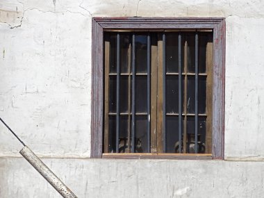 Güneşli bir günde iki kilden vazo olan pencere.     