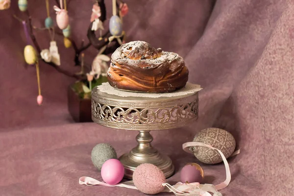 Tradycyjne babeczki Wielkanocne ciasto kraffin craffin z rodzynkami na ciemnym drewnianym tle. domowe ciasto Cruffin z kandyzowanymi owocami. Naturalnie jaja malowane hibiskusem z efektem marmuru kamiennego. — Zdjęcie stockowe
