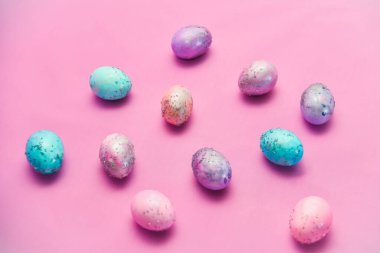 Pembe arka planda uzay galaktik desenli bir grup Paskalya yumurtası. Düz yat. İzole edilmiş. Paskalya temalı fotoğraf. renkli yumurtalar