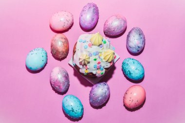 Pembe arka planda uzay galaktik desenli bir grup Paskalya yumurtası. Düz yat. İzole edilmiş. Paskalya temalı fotoğraf