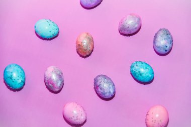 Pembe arka planda uzay galaktik desenli bir Paskalya yumurtası grubu morumsu arka planda pembe bir yuva şeklinde dolgu maddesi. İçinde daha kolay bir pasta ile yatıyordu.