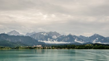 Lake forggen, fuessen ve Alpler