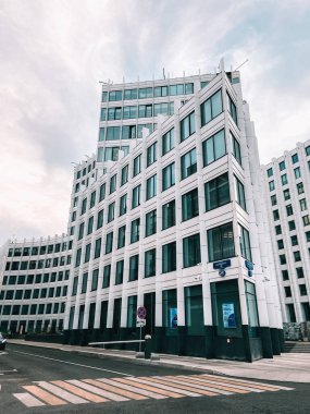   Modern beyaz Moskova binası