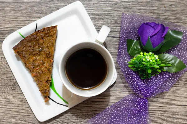 Aşkla kahvaltı, pastayla kahve ve bir çiçek..