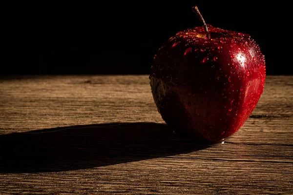 Güneş tarafından yansıtılan taze elma..