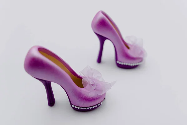 Topuzlu mor kadın ayakkabıları..