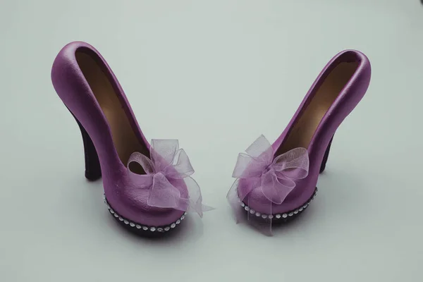 Topuzlu mor kadın ayakkabıları..