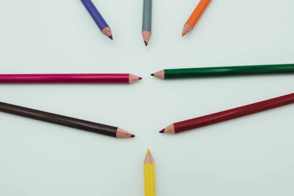 Renkli kalemlerin dağıtımı