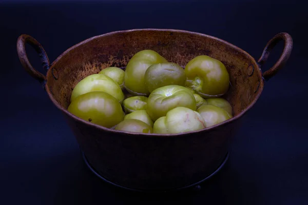 Bir sos yapmak için domatesli bakır güveç.