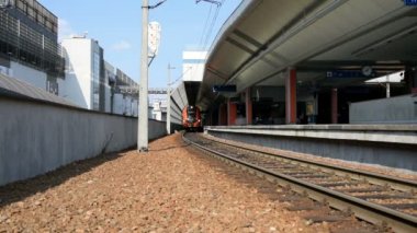 Modern bir Avrupa treni yakınında bir raylı çekim hareket