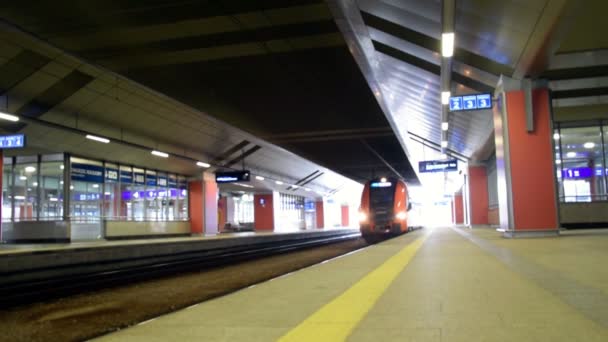 Spostare un moderno treno europeo vicino a un treno — Video Stock