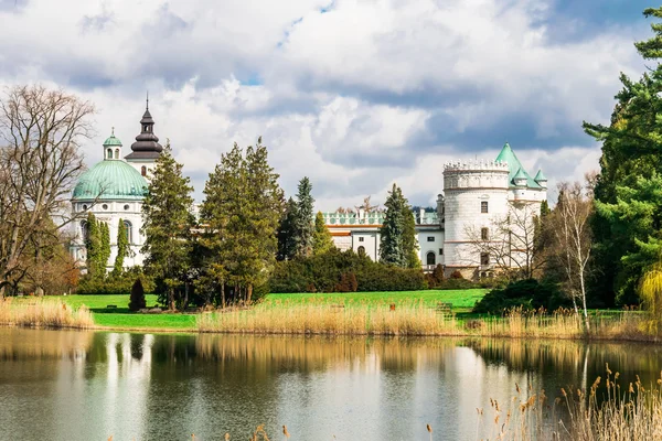 Grand Castle near the lake in the park in Poland, Europe. — Stock Photo, Image