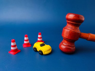 Görüntü, bir araba kazası davasının kavramsal temsili veya bir motorlu taşıt kazasıyla ilgili hukuki işlemler..