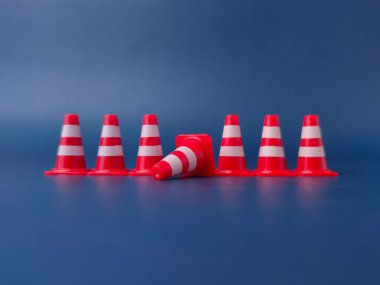 Görüntü birkaç tane minyatür trafik konisi gösteriyor, biri yan yatmış..