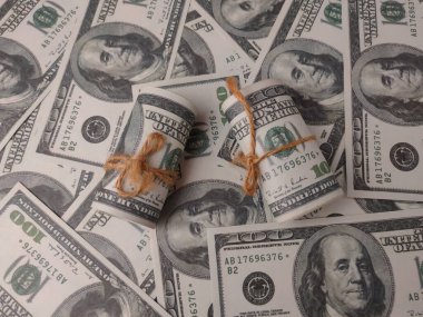 Görüntü, genel dolaşımdaki en değerli değer olan 100 dolarlık banknotları gösteriyor..