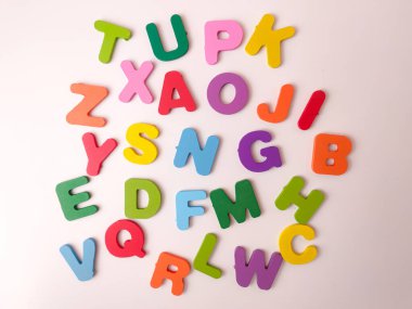 Genellikle çocuklar için eğitici bir oyuncak ya da bulmaca olarak satılan renkli ahşap alfabe harfleri.