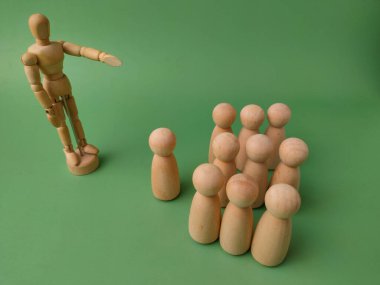 Görüntü, ahşap figürler kullanılarak yönetimin, yönetimin veya insan kaynaklarının kavramsal bir temsilidir..