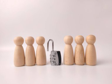 Güvenlik, erişim ya da dışlanmayla ilgili çeşitli fikirleri temsil eden kavramsal stok fotoğrafı.