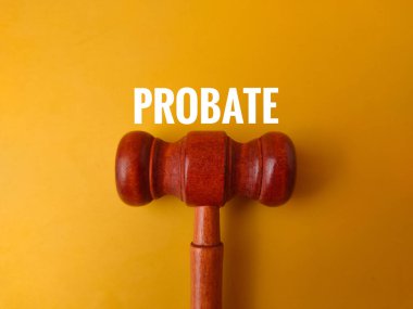 Tahta bir tokmağın üzerinde 