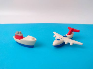 Oyuncak gemi ve uçak mavi ve beyaz arka planda.