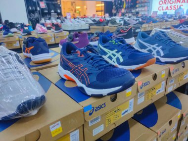 Taiping, Perak, 4 Ocak 2026: Bu bir çift Asics Jel-Rocket 11 erkek iç saha ayakkabısı turuncu aksanlı.