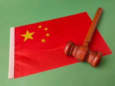 Görüntü Çin Halk Cumhuriyeti 'nin ulusal bayrağını ve Çin' deki hukuk ve adaleti sembolize eden bir yargıcı gösteriyor..