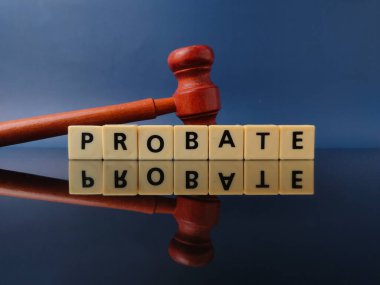 Görüntü, bir tokmağın yanında, scrabble karolarla yazılmış PROBATE sözcüğünü gösterir.