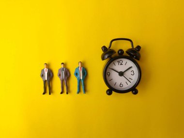 Bu resim bir zaman yönetimi kavramını temsil ediyor, sıklıkla teslim tarihlerini veya çalışma verimliliğini simgelemek için kullanılır.