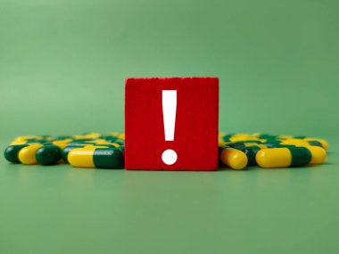Ünlem işaretli kırmızı blok ilaçlarla ilgili kritik bir uyarıyı ya da uyarıyı temsil ediyor..