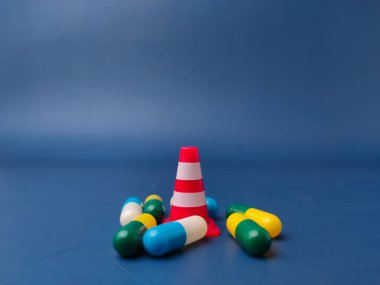 Bu resim, Uyarı Konisi ve Hapları başlıklı kavramsal bir stok fotoğrafı..