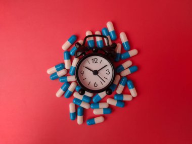 İlaç alma, ilaç bağımlılığını vurgulama ve program yönetimi kavramı.