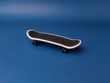 Bu nesne mavi arka planda bir parmak kaykayı..