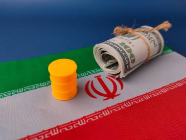 Model petrol varili ve ABD para birimi İran bayrağında.