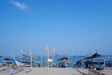 Filipin bangka tekneleri Anawangin Koyu 'na giden yolcuları taşımak için kullanılır.