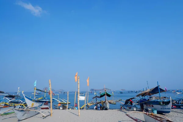 Filipin bangka tekneleri Anawangin Koyu 'na giden yolcuları taşımak için kullanılır.
