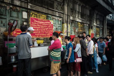 Bangkok / Tayland - Mar 2016:Yaowarat Chinatown Bangkok Street food köri Restoran uzun kuyruklar, Bangkok, Tayland tarihinde Mar 06, 2015 Yaowarat mahallesinde.