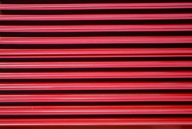 Sac kırmızı bir arka plan yerleştirilir.